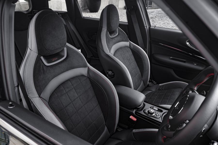 Интерьер Mini John Cooper Works Clubman (F54) 2019 года  (UK) (фото 13 из 27)